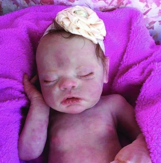 Police officer finds baby in boiling hot car – smashes window but realizes he’s made a big mistake