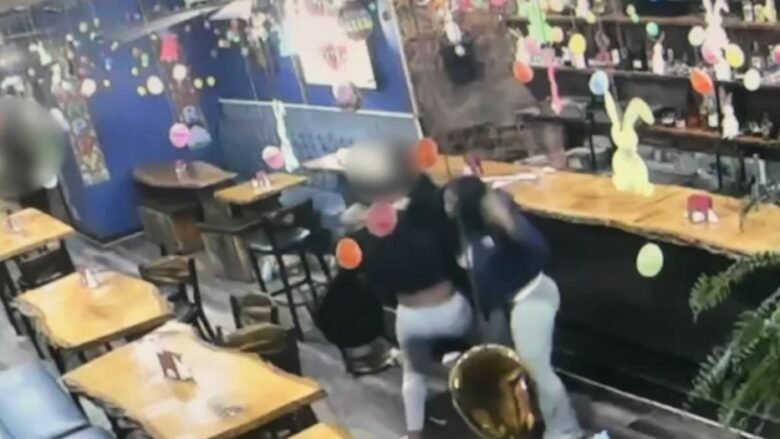 Two customers beat up waitress at a Mexican restaurant in Chicago – footage of the clash and the banal reason revealed
