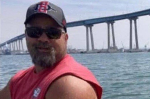 Unexpected Encounters: Who Approaches the Man During His Selfie Moment Will Leave You Amazed!