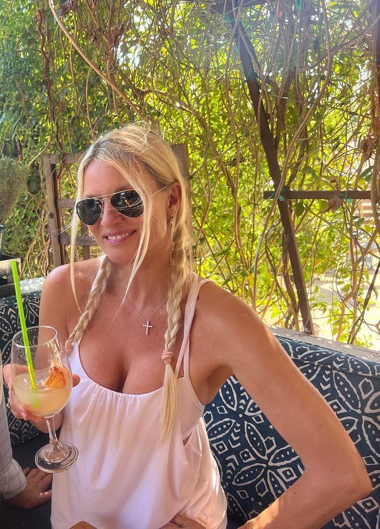 Glowing at 62! She Still Captivates with Timeless Grace and Unshakable Charm