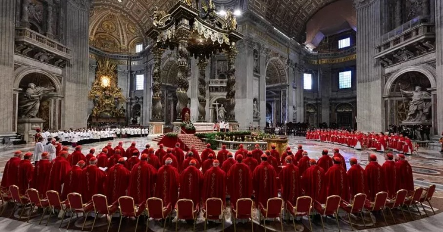 Black smoke in the Vatican, the cardinals’ second attempt fails