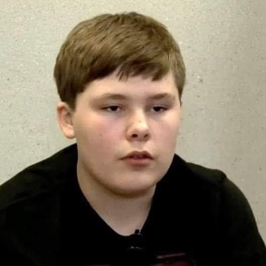 13-year-old Owen heard his 8-year-old sister screaming in the backyard. When he looked out his window, he saw a kidnapper attempting to drag her into the nearby woods. The teenager quickly grabbed his  toy and managed to stop the attempt. The story is INCREDIBLE.