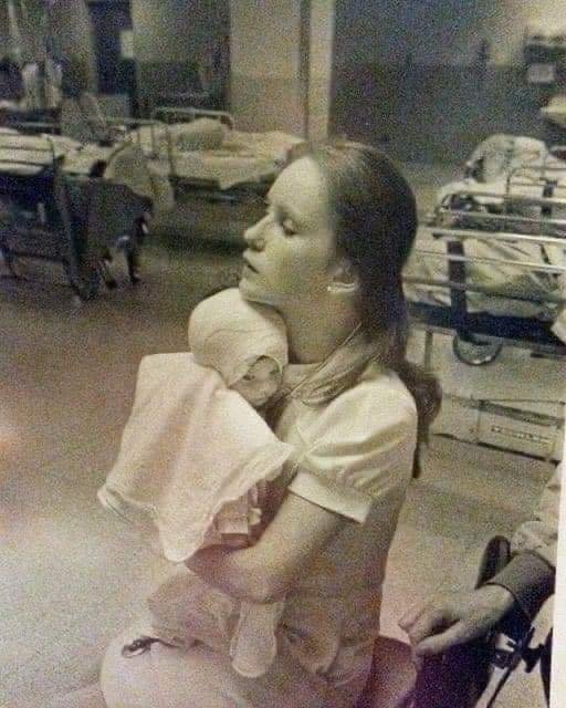 In 1977, a nurse saved a baby. 38 years later, she spots an old photo of herself on the social media and is stunned (VIDEO)