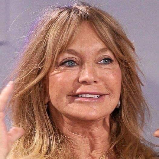 Goldie Hawn spotted makeup-free, revealing her natural beauty